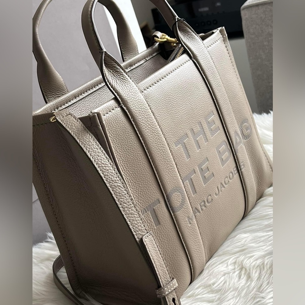 H004L01PF21 - Marc Jacobs The Leather Medium Tote Bag - Picture 2 of 16